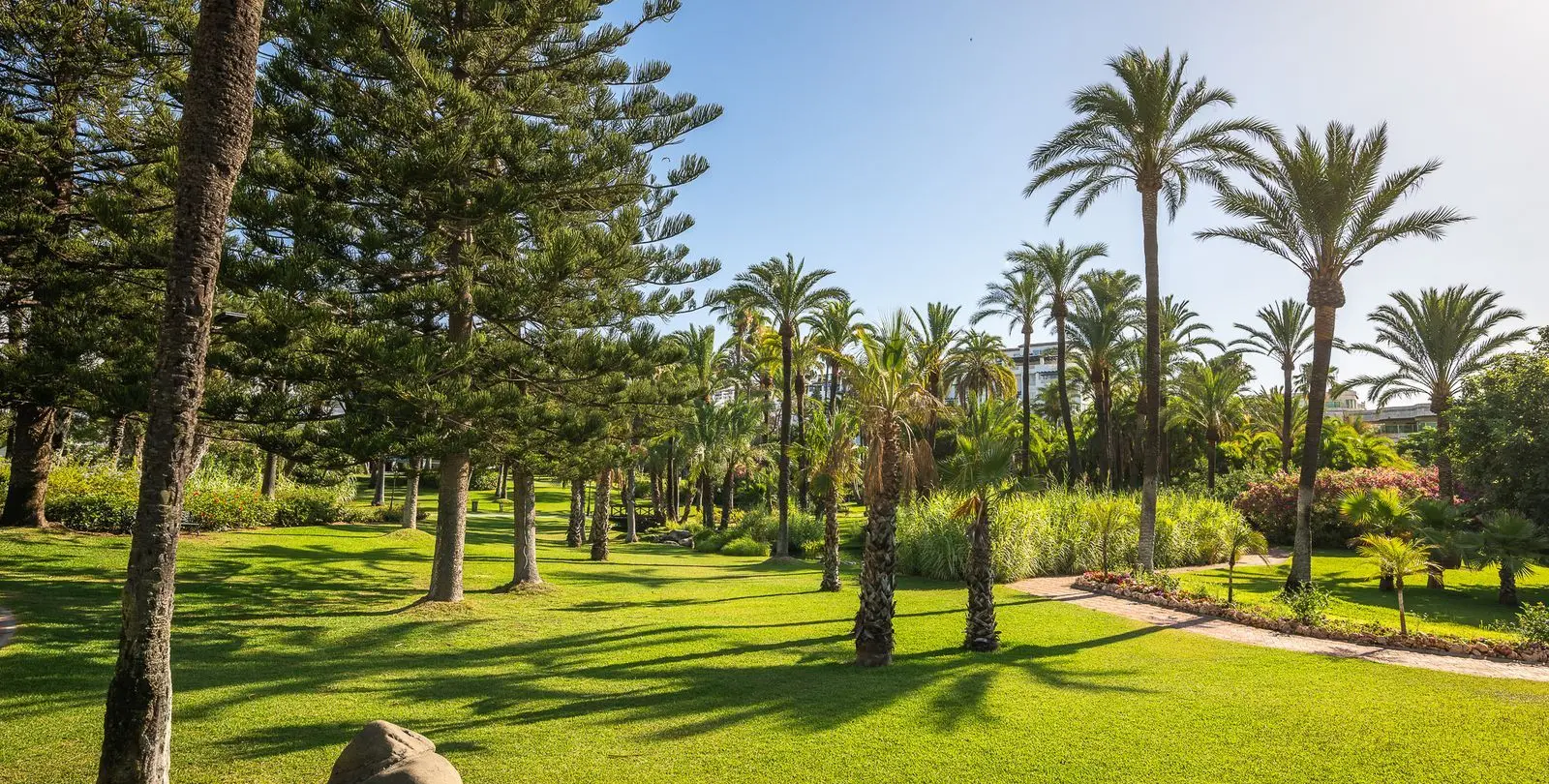 Sale of middle floor apartment in Puerto Banús 54