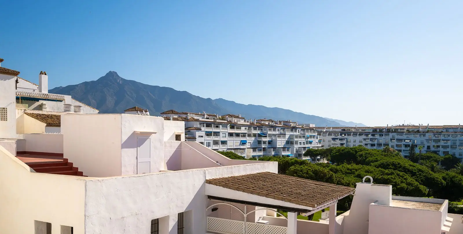 Sale of middle floor apartment in Puerto Banús 55