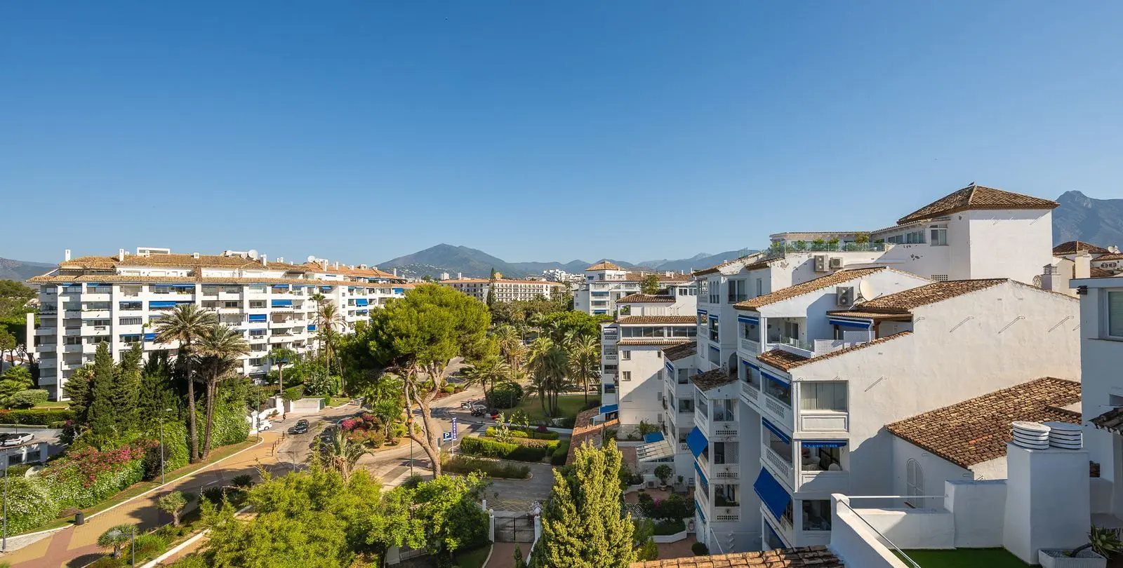 Sale of middle floor apartment in Puerto Banús 56