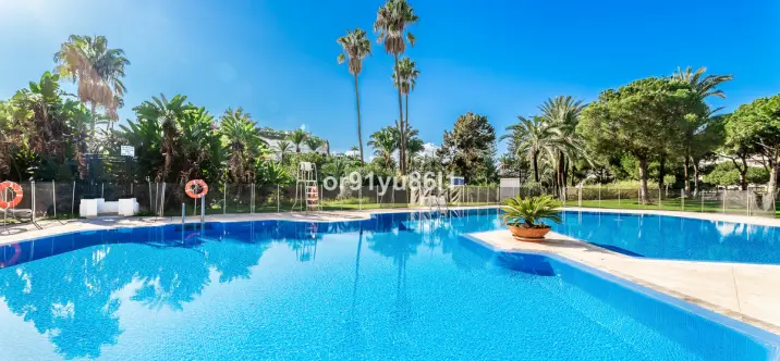 Sale of middle floor apartment in Puerto Banús 1