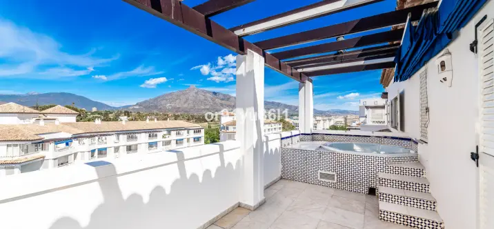 Sale of middle floor apartment in Puerto Banús 2