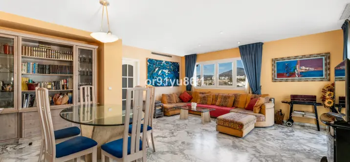 Sale of middle floor apartment in Puerto Banús 4