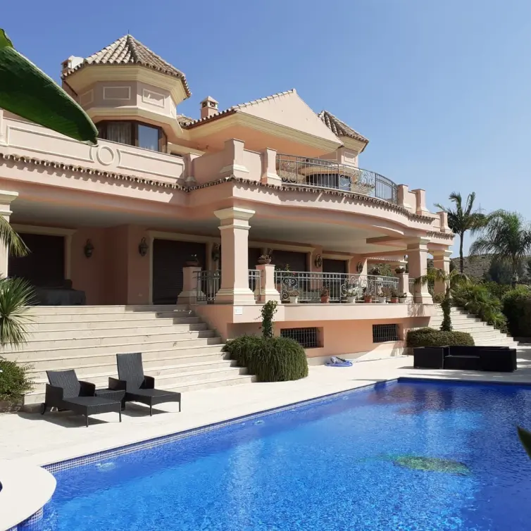 Venta de villa independiente en Estepona