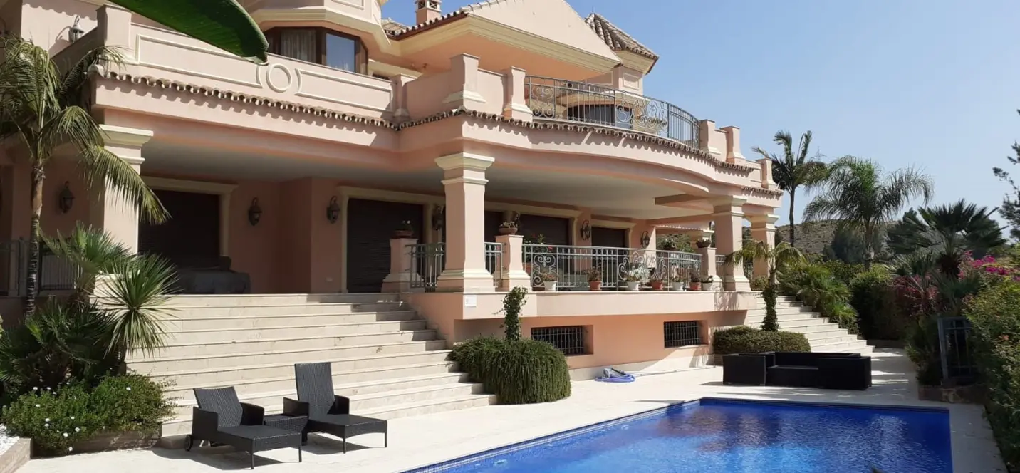 Продажа  отдельно стоящей виллы в Estepona 0