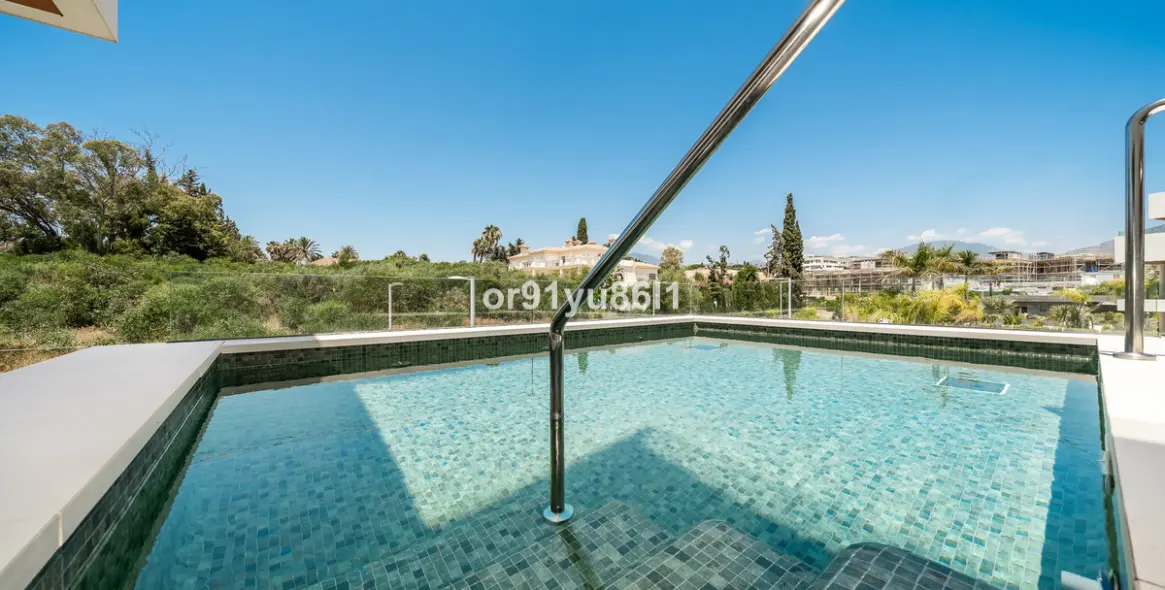 Venta de apartamento en planta media en The Golden Mile 1