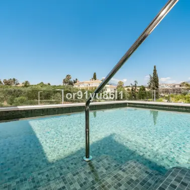 Venta de apartamento en planta media en The Golden Mile