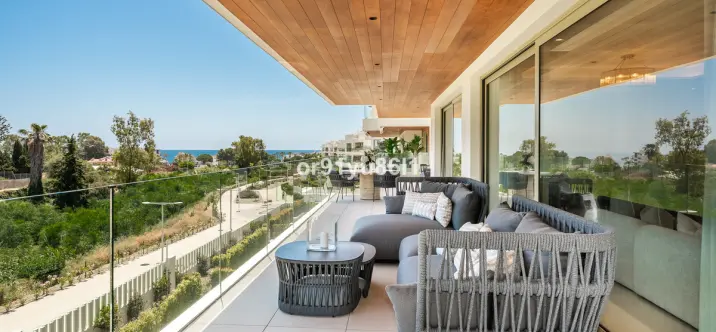 Venta de apartamento en planta media en The Golden Mile 1