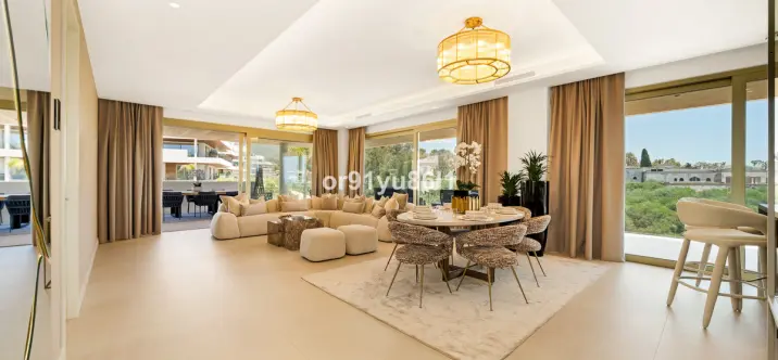 Venta de apartamento en planta media en The Golden Mile 2
