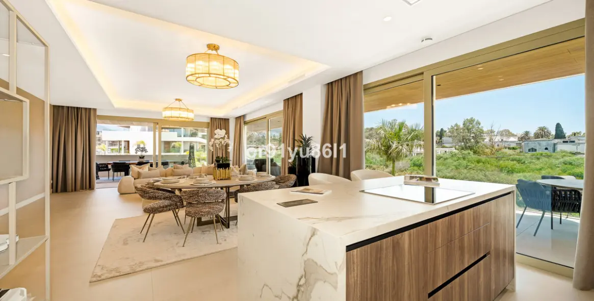 Venta de apartamento en planta media en The Golden Mile 6