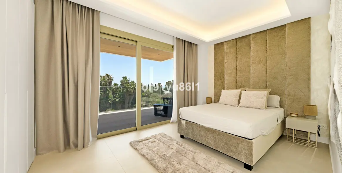 Venta de apartamento en planta media en The Golden Mile 8