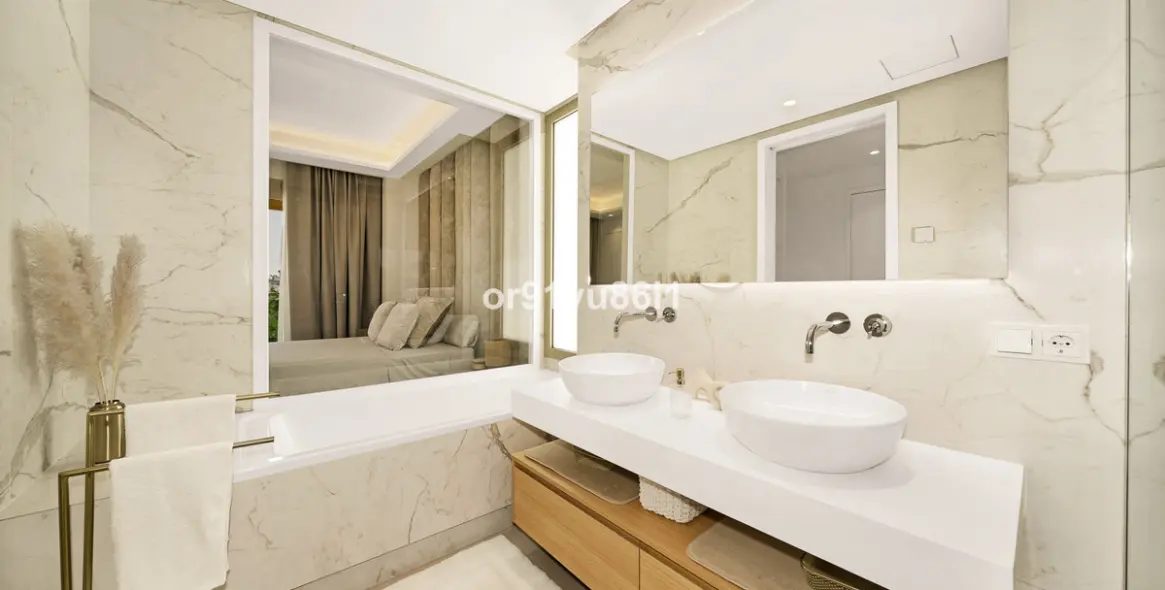 Venta de apartamento en planta media en The Golden Mile 10