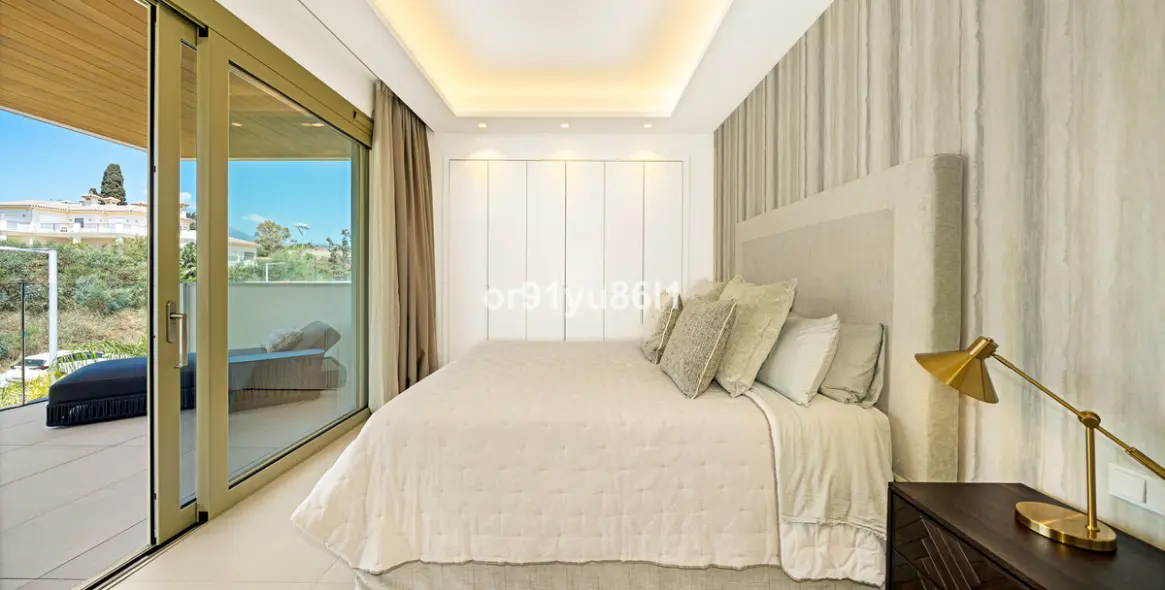 Venta de apartamento en planta media en The Golden Mile 11