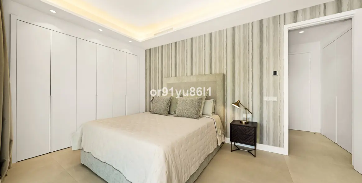 Venta de apartamento en planta media en The Golden Mile 12