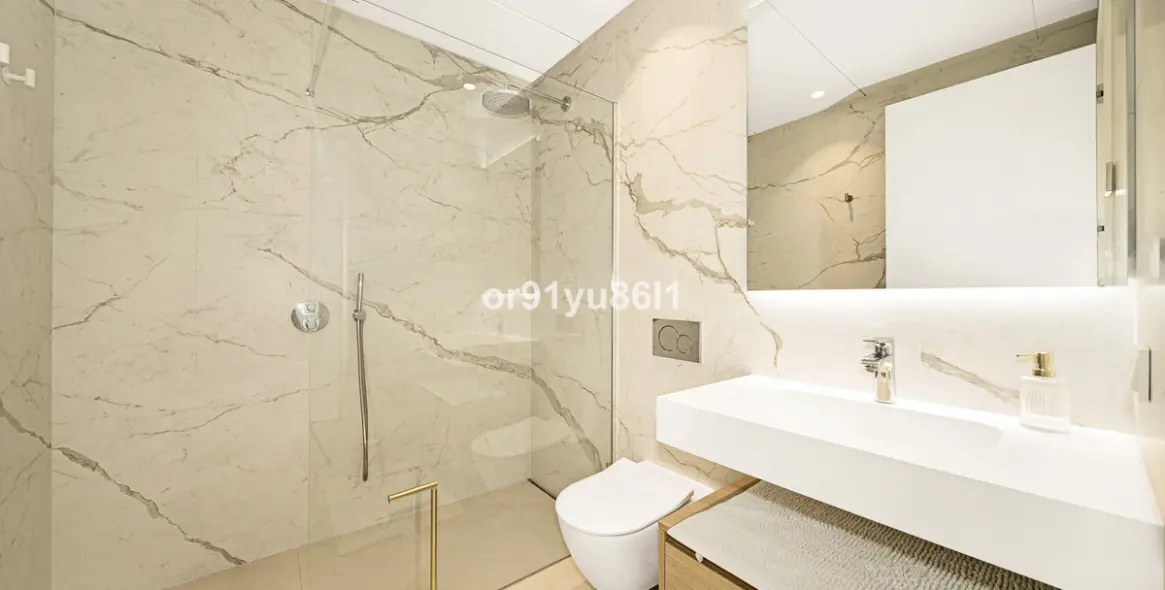 Venta de apartamento en planta media en The Golden Mile 13