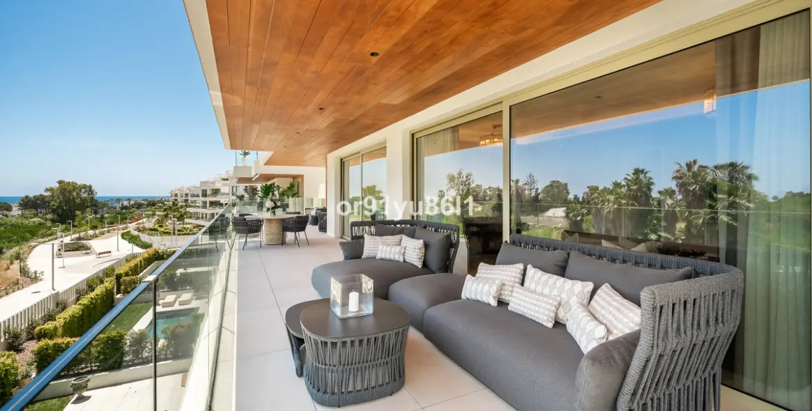 Venta de apartamento en planta media en The Golden Mile 17