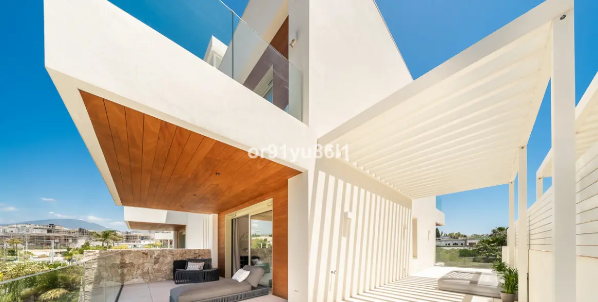 Venta de apartamento en planta media en The Golden Mile 18