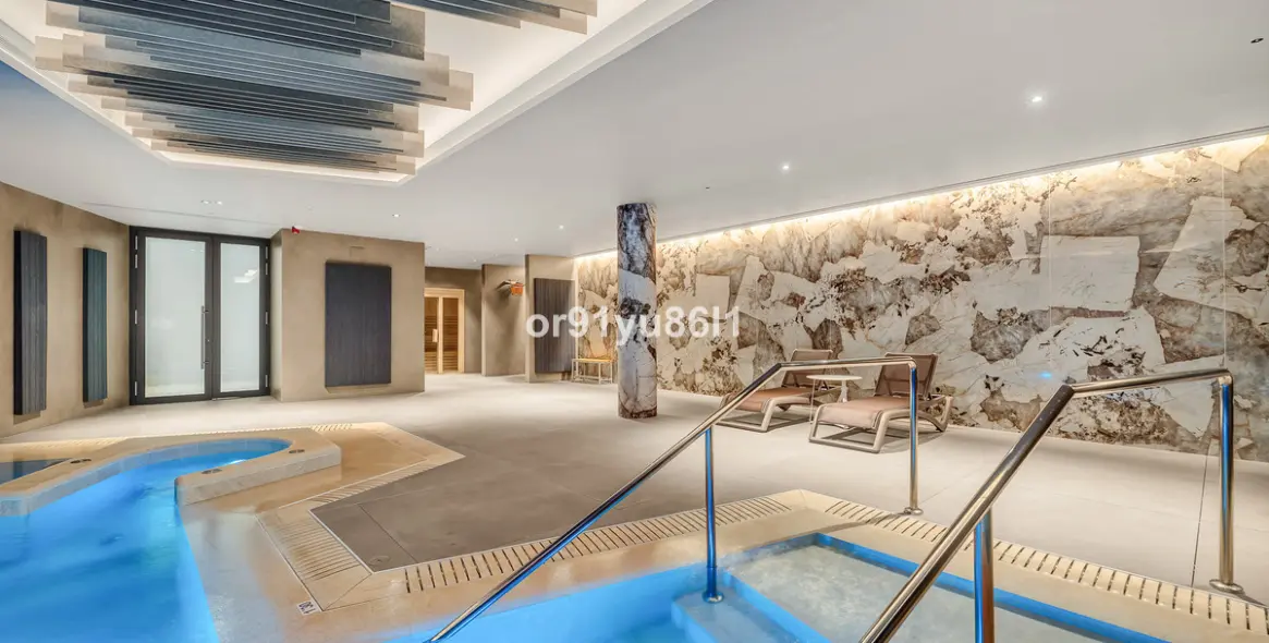 Venta de apartamento en planta media en The Golden Mile 21
