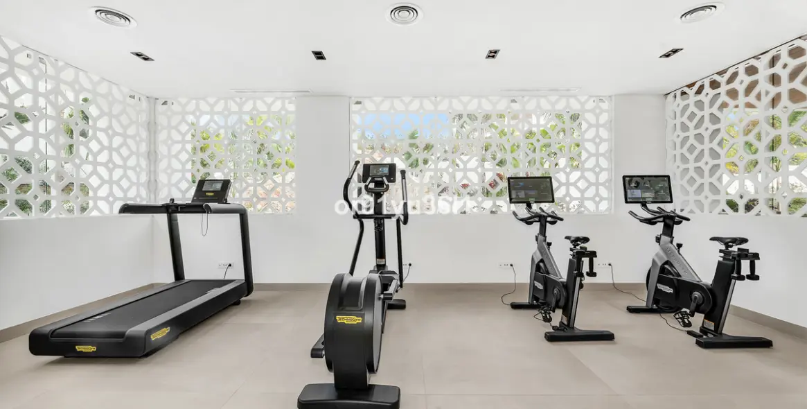 Venta de apartamento en planta media en The Golden Mile 23