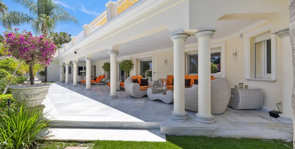 Venta de villa independiente en Nueva Andalucía 1