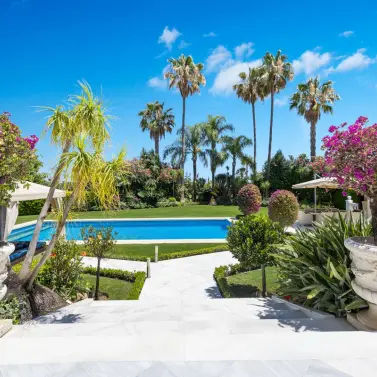 Venta de villa independiente en Nueva Andalucía