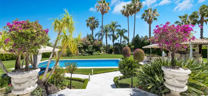 Venta de villa independiente en Nueva Andalucía 1