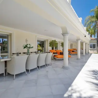 Venta de villa independiente en Nueva Andalucía
