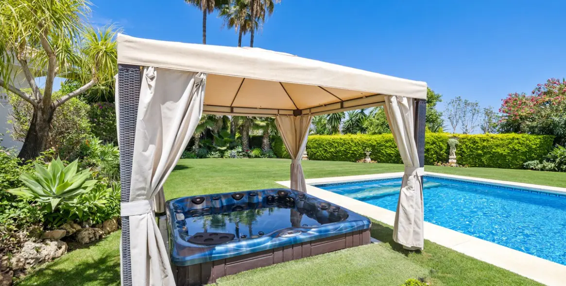 Venta de villa independiente en Nueva Andalucía 8
