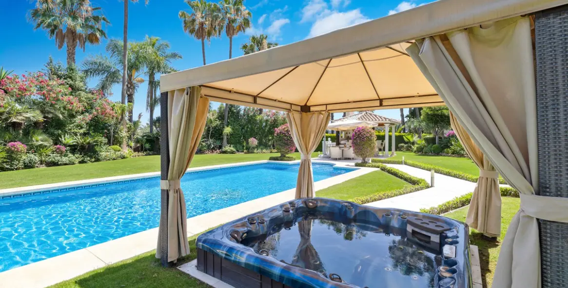Venta de villa independiente en Nueva Andalucía 9