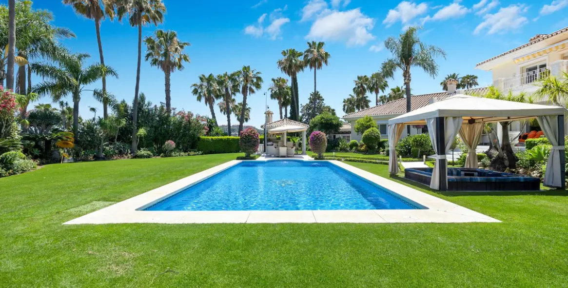 Venta de villa independiente en Nueva Andalucía 10