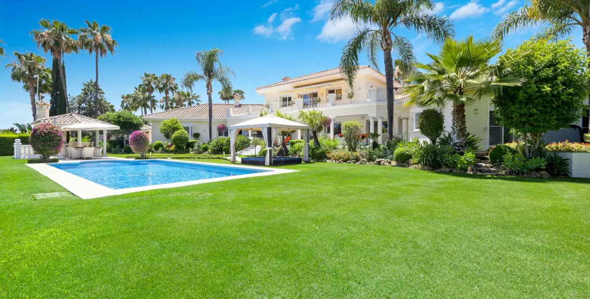 Venta de villa independiente en Nueva Andalucía 11