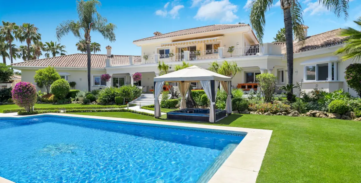 Venta de villa independiente en Nueva Andalucía 12