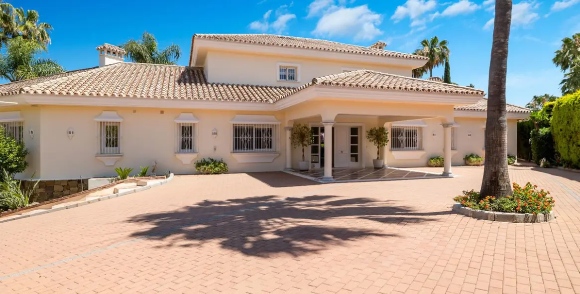 Venta de villa independiente en Nueva Andalucía 14