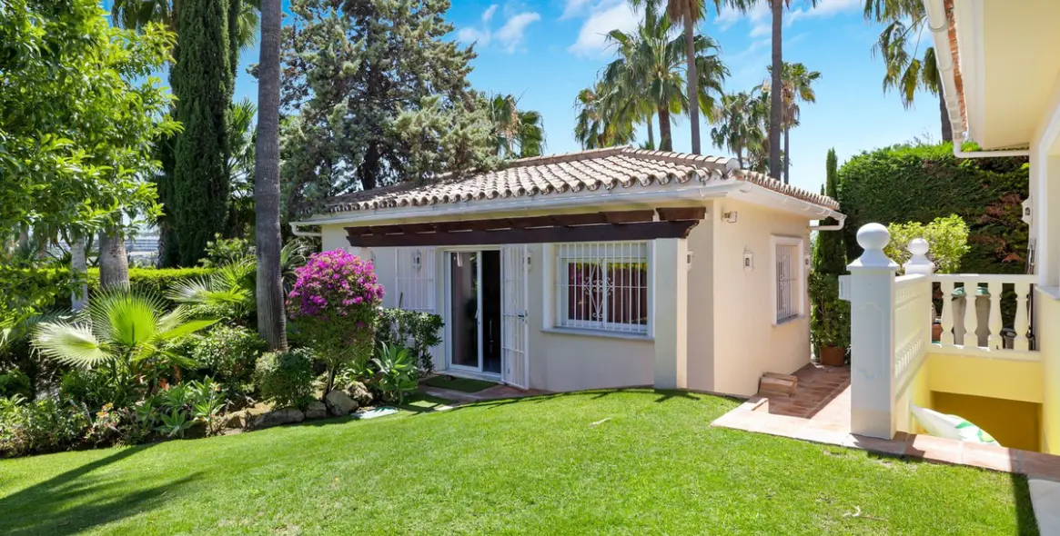 Venta de villa independiente en Nueva Andalucía 15