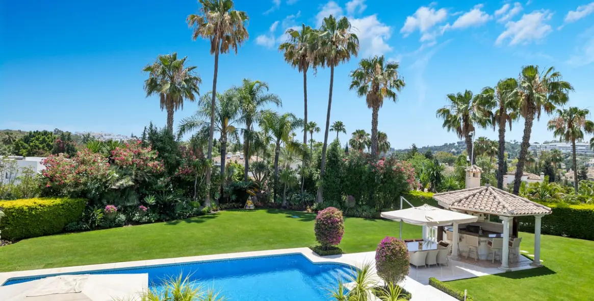 Venta de villa independiente en Nueva Andalucía 52