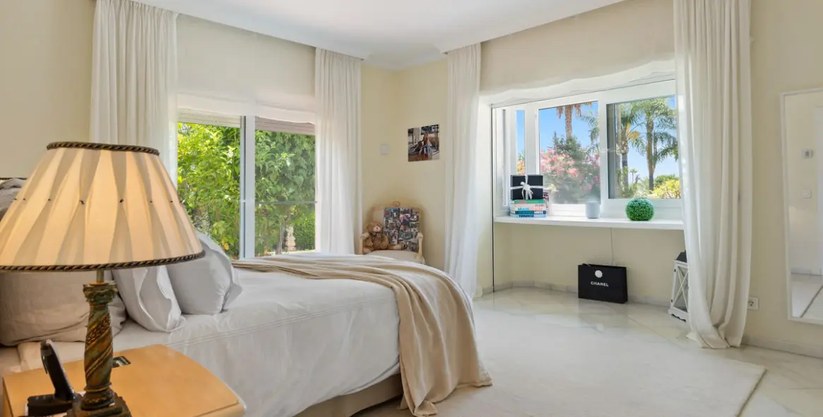 Venta de villa independiente en Nueva Andalucía 97