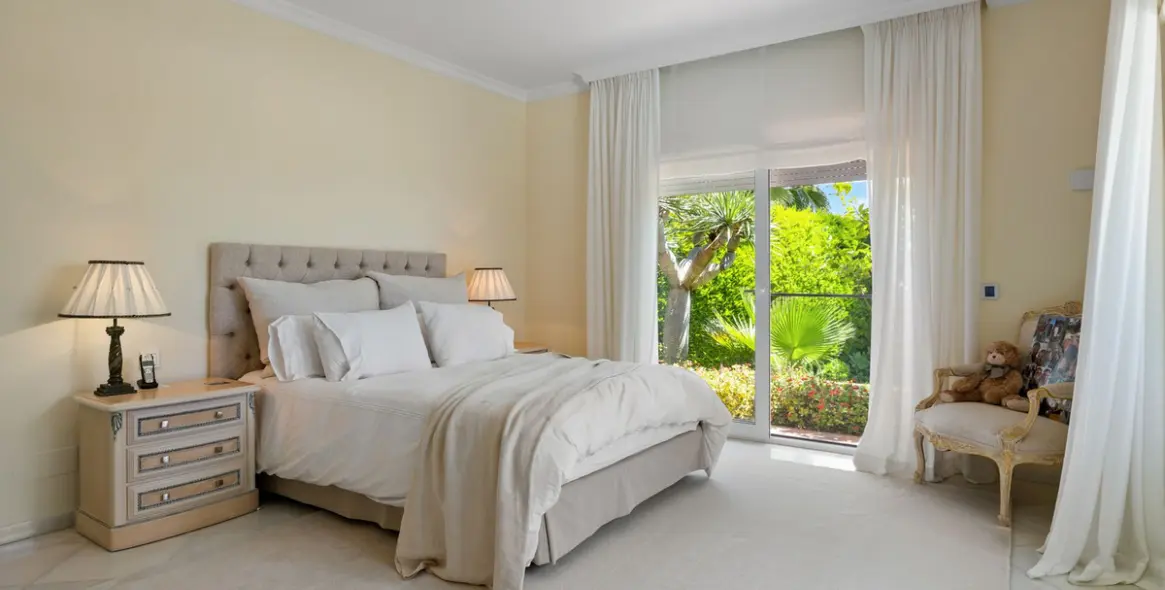 Venta de villa independiente en Nueva Andalucía 99