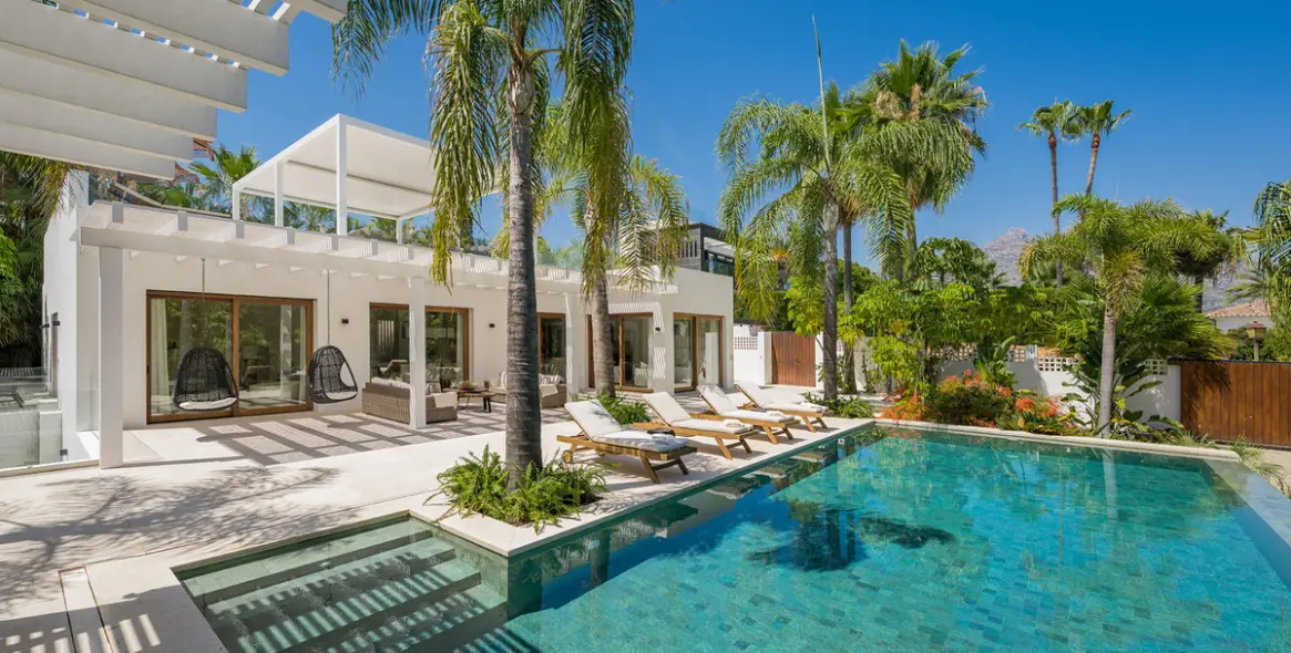 Продажа  отдельно стоящей виллы в Las Brisas 2