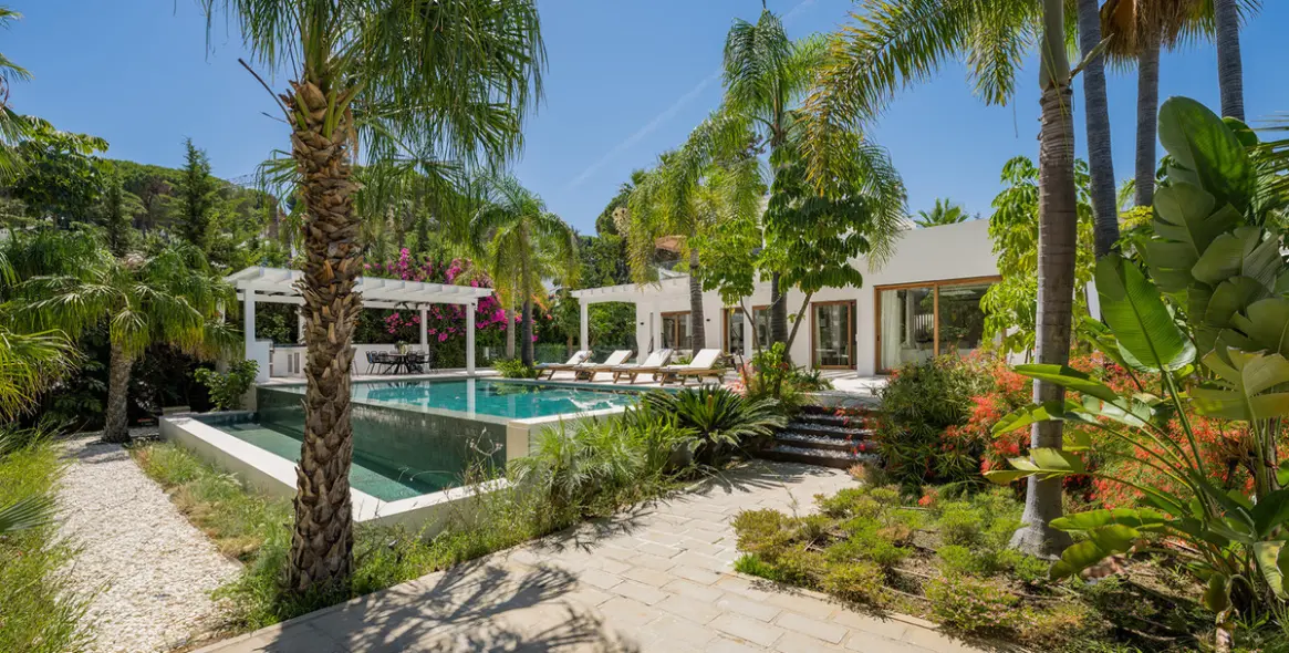 Продажа  отдельно стоящей виллы в Las Brisas 3