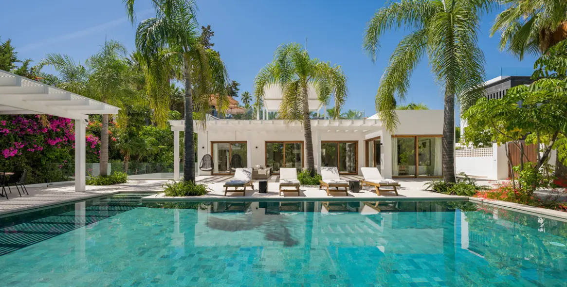 Продажа  отдельно стоящей виллы в Las Brisas 4