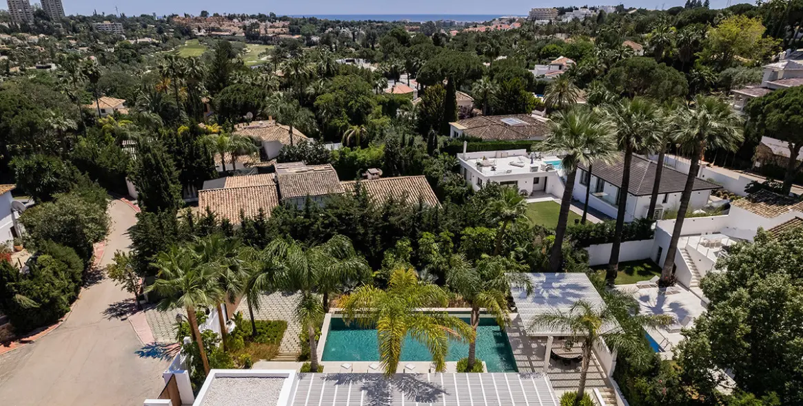 Продажа  отдельно стоящей виллы в Las Brisas 8