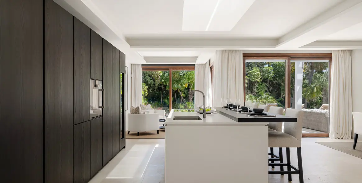 Продажа  отдельно стоящей виллы в Las Brisas 12