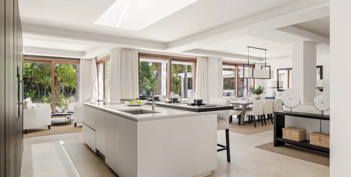 Продажа  отдельно стоящей виллы в Las Brisas 14
