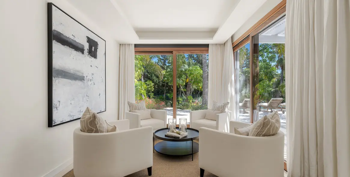 Продажа  отдельно стоящей виллы в Las Brisas 16