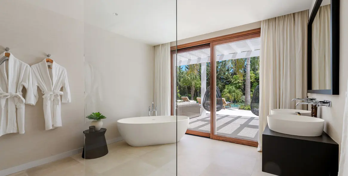 Продажа  отдельно стоящей виллы в Las Brisas 19