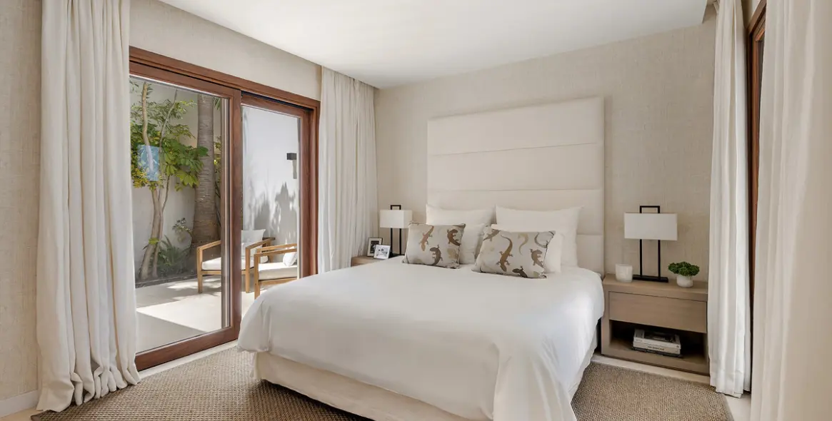 Продажа  отдельно стоящей виллы в Las Brisas 25