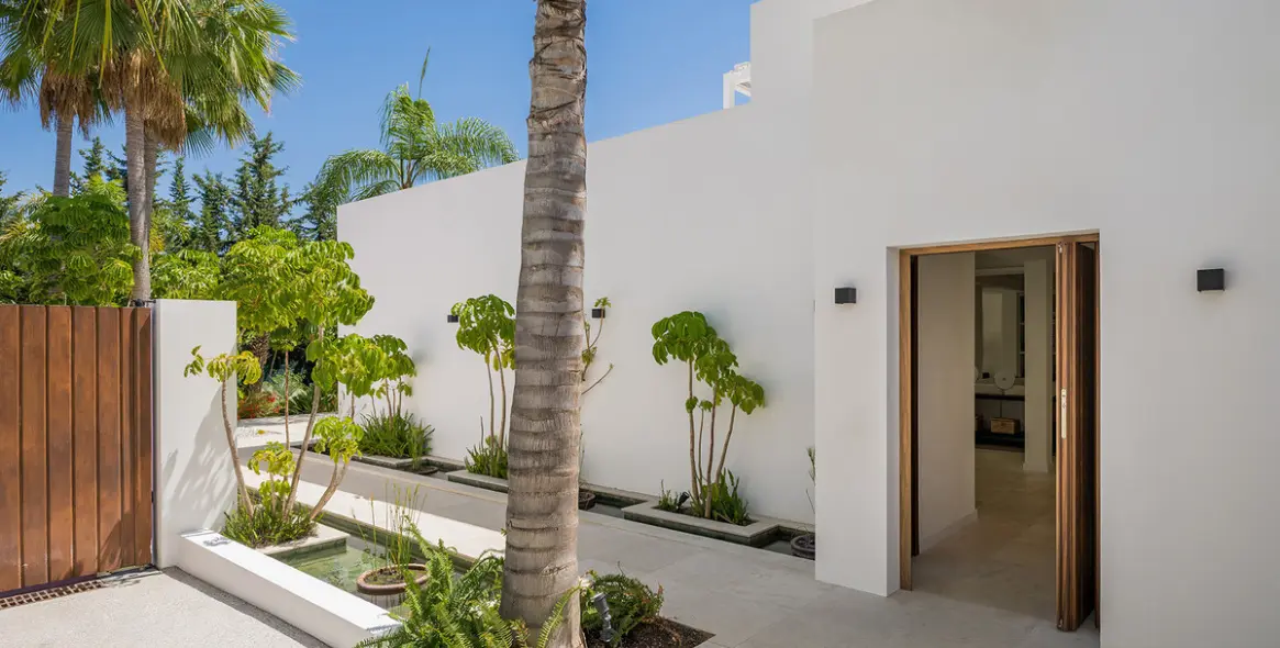 Продажа  отдельно стоящей виллы в Las Brisas 85