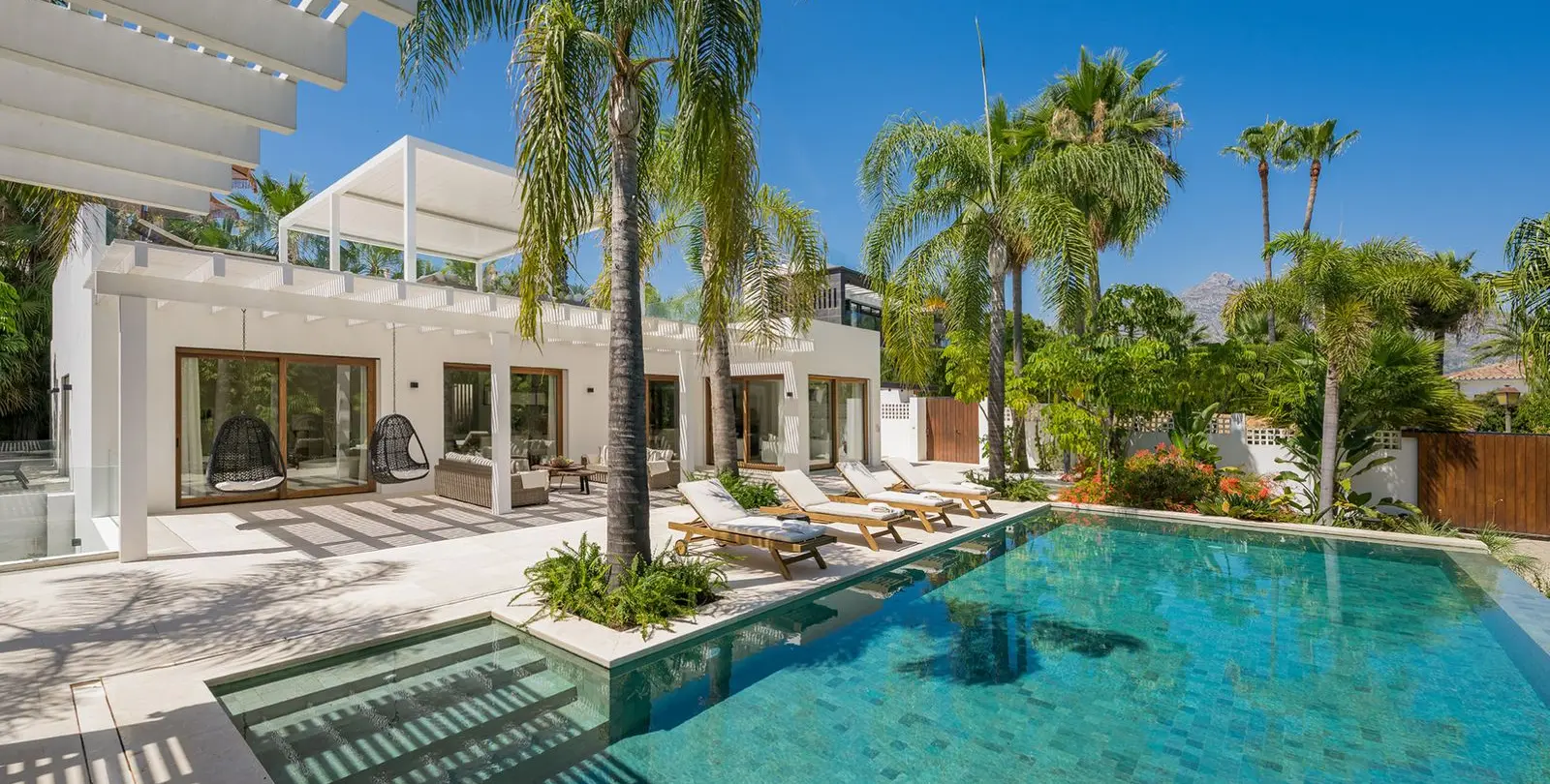 Продажа  отдельно стоящей виллы в Las Brisas 2