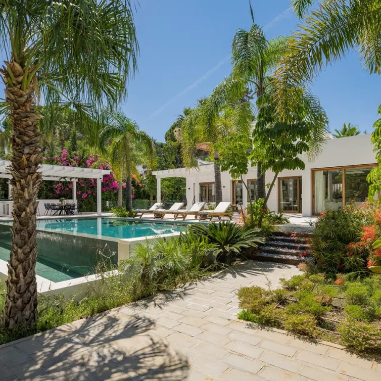Venta de villa independiente en Las Brisas
