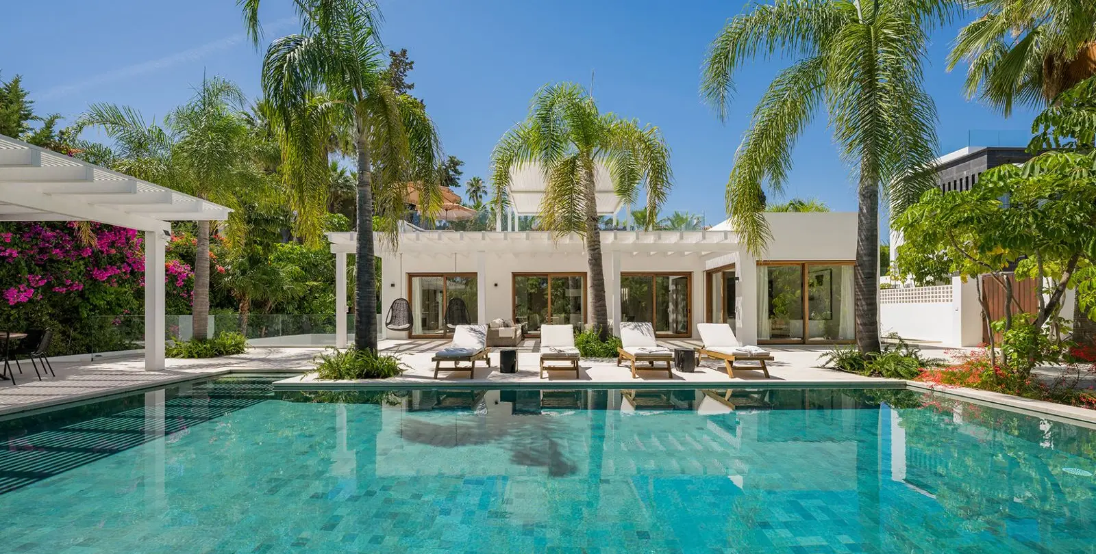 Продажа  отдельно стоящей виллы в Las Brisas 4
