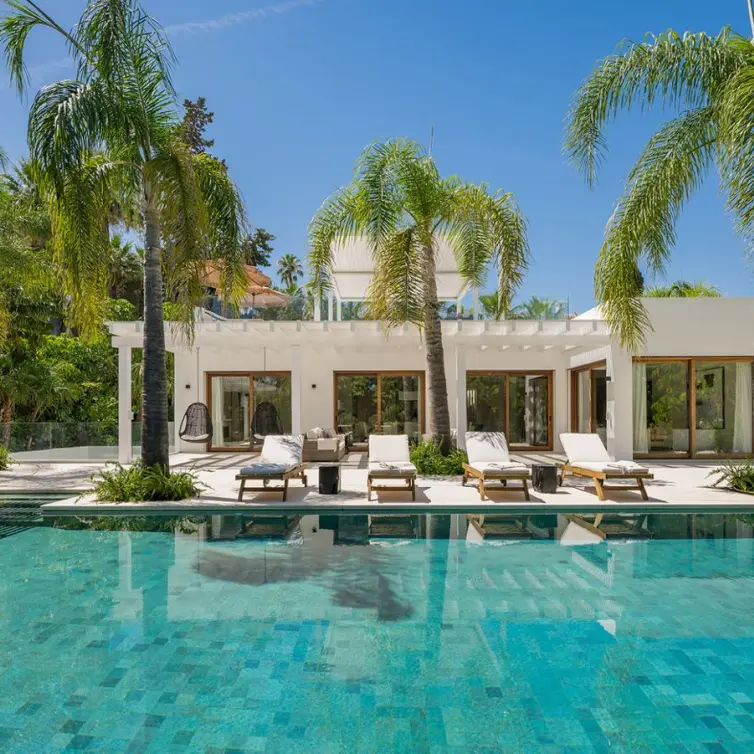 Venta de villa independiente en Las Brisas